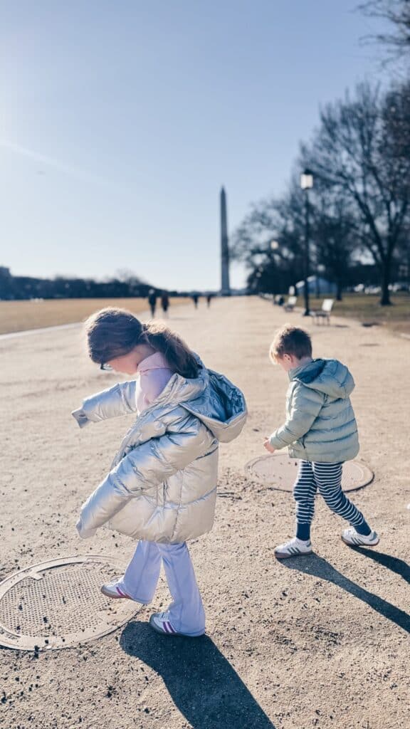 children in front of washington monument